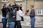 Socialdemokraternes Mette Frederiksen møder pressen efter at være blevet Kongelig Undersøger. Undersøgeren har gaver med til rød blok.
   Foto: Jens Dresling/POLFOTO
