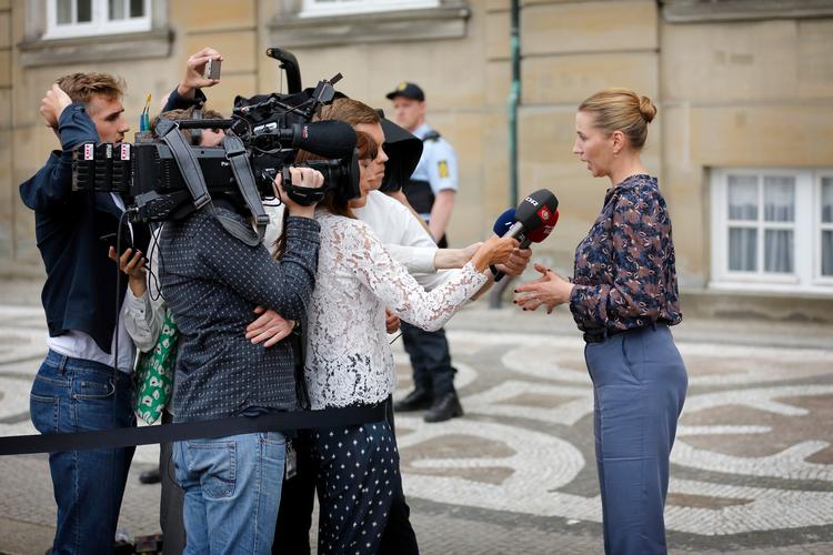 Socialdemokraternes Mette Frederiksen møder pressen efter at være blevet Kongelig Undersøger. Undersøgeren har gaver med til rød blok.
   Foto: Jens Dresling/POLFOTO