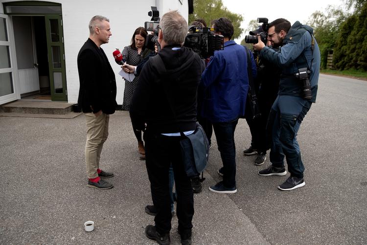 Henrik Sass Larsen har arbejdet på de indre linjer. Her taler han dog gerne med pressen efter en tale første maj.  Foto: Peter Hove Olesen/POLFOTO