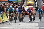 Jakob Fuglsang (yderst t.v.) krydser stregen som nr. 3 på 2. etape foran sin kasakhiske Astana-holdkammerat Alexey Lutsenko i den lille gruppe med de store favoritter.
 Foto: Anne-christine Poujoulat/Ritzau Scanpix