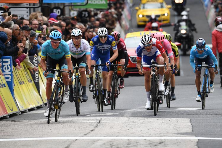 Jakob Fuglsang (yderst t.v.) krydser stregen som nr. 3 på 2. etape foran sin kasakhiske Astana-holdkammerat Alexey Lutsenko i den lille gruppe med de store favoritter.
 Foto: Anne-christine Poujoulat/Ritzau Scanpix