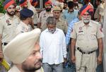 
  Arkivfoto:  Indisk politi eskorter præsten Sanji Ram (i midten) ud af retten i Kashmir i juni. Sanji Rami er en af de tre, som nu har fået  livstid på grund af forbrydelsen.  (Photo by NARINDER NANU / AFP)
   Foto: Narinder Nanu/Ritzau Scanpix