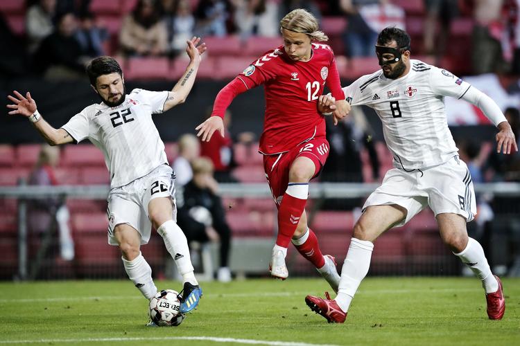  Kasper Dolberg i duel med Georgiens Giorgi Navalovski og Gia Grigalaval.
   Foto: Jens Dresling/POLFOTO