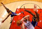 Marc Gasol (33), Andre Iguodala (9) og DeMarcus Cousins i kamp under kurven i Toronto.
   Foto: Gregory Shamus/Ritzau Scanpix