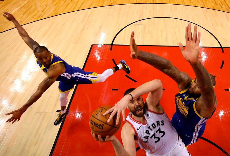 Marc Gasol (33), Andre Iguodala (9) og DeMarcus Cousins i kamp under kurven i Toronto.
   Foto: Gregory Shamus/Ritzau Scanpix