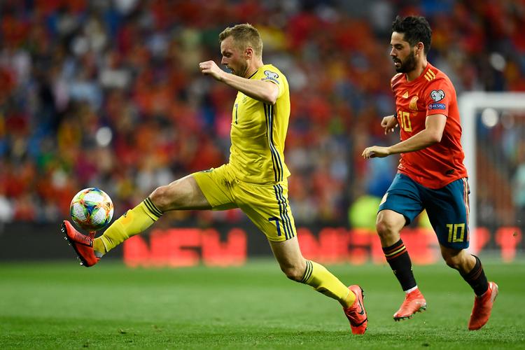 Mod Spanien spillede Sebastian Larsson (tv.) sin landskamp nummer 110.
   Foto: Oscar del Pozo/Ritzau Scanpix