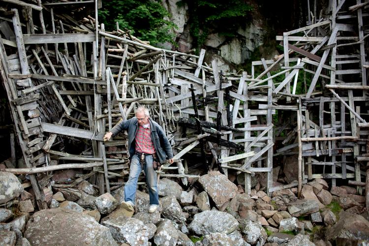 Politiet mistænker, at det er en påsat brand, der har ødelagt Lars Vilks' kunstværk.  På billedet ses kunstværket Nimis, der i 2016 brændte delvist ned.  Foto: Peter Hove Olesen/POLFOTO