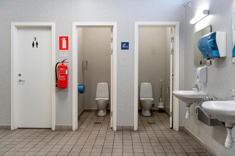 Mens metrobyggeriet på Rådhuspladsen har stået på, har forbipasserende kunne bruge opstillede containertoiletter som substitut for de underjordiske wc'er på pladsen, der nu åbner igen - men uden badefaciliteter som før.
   Arkivfoto Peter Hove Olesen