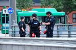 
   Svært bevæbnet politi var talstærkt til stede, da en mand i går formiddags opførte sig truende på Malmø Centralstation. Manden blev skudt i begge ben af politiet, da han ikke ville overgive sig.
   Foto: 50090 Johan Nilsson/tt/Ritzau Scanpix