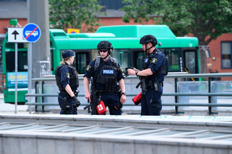 
   Svært bevæbnet politi var talstærkt til stede, da en mand i går formiddags opførte sig truende på Malmø Centralstation. Manden blev skudt i begge ben af politiet, da han ikke ville overgive sig.
   Foto: 50090 Johan Nilsson/tt/Ritzau Scanpix