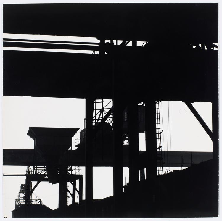 Kranerne får en grafisk skønhed i Keld Helmer-Petersens fotografi. Foto: Keld Helmer-Petersen: Sydhavnen, 1960’erne © Estate of Keld Helmer-Petersen