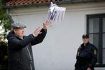 En betjent passer på Rasmus Paludan under en demonstration på  Brønshøj Torv Foto: Jens Dresling/POLFOTO