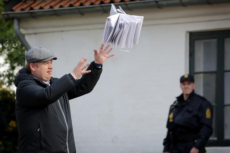 En betjent passer på Rasmus Paludan under en demonstration på  Brønshøj Torv Foto: Jens Dresling/POLFOTO