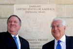 Ambassadør David Friedman (th) sammen med udenrigsminister Mike Pompeo, her ved indvielsen af USAs nye ambassadør i Jerusalem i ma 2018. Det udløste palæstinensisk vrede. Nu har Friedman provokeret palæstinenserne ved at tale om israelsk "ret til" dele af Vestbredden. Foto: Jim Young/Ritzau Scanpix