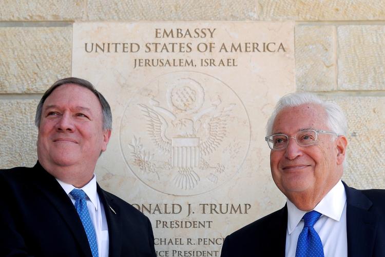 Ambassadør David Friedman (th) sammen med udenrigsminister Mike Pompeo, her ved indvielsen af USAs nye ambassadør i Jerusalem i ma 2018. Det udløste palæstinensisk vrede. Nu har Friedman provokeret palæstinenserne ved at tale om israelsk "ret til" dele af Vestbredden. Foto: Jim Young/Ritzau Scanpix