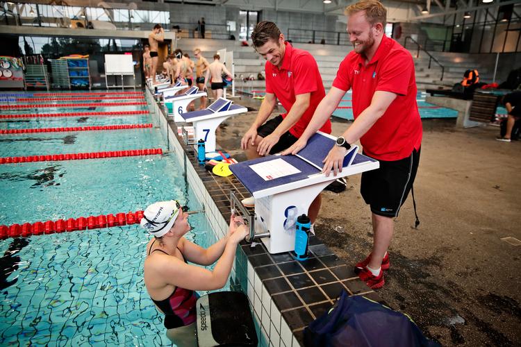 Da Martin Truijens (i midten) og  Mads Bjørn Hansen (th.) startede på NTC var Lotte Friis en af svømmerne. Siden har både Lotte Friis og Rikke Møller Pedersen indstillet karrieren. Foto: Jens Dresling/POLFOTO