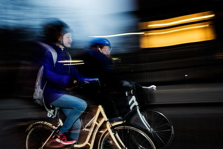 Lavere fartgrænser i byerne og mere plads til gående og cyklende i deres gader vil gavne trafiksikkerheden, vurderer trafiksikkerhedsråd. Foto: Simon Fals/POLFOTO