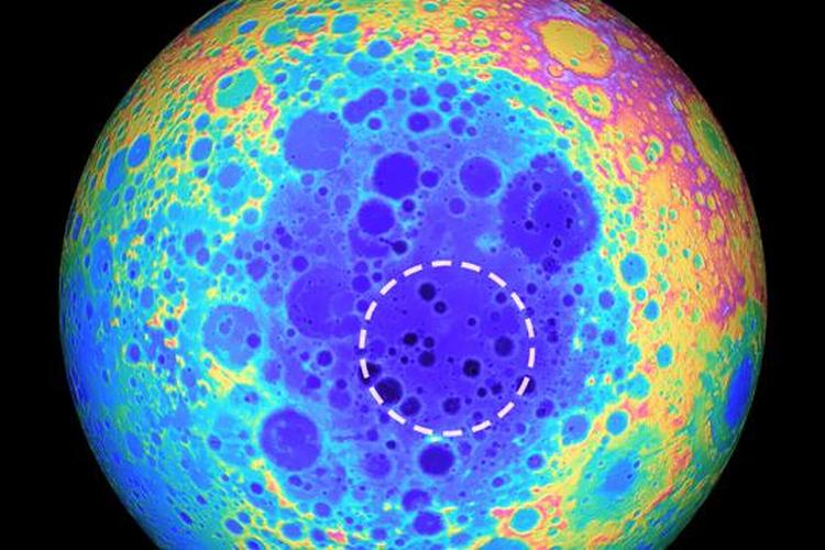 Det blå felt viser det store krater på Månens overflade. Cirklen illustrer omkredsen af det metal, der kan ligge indkapslet under måneskorpen. Foto: Nasa/Goddard Rumflyvningscenteret/Arizonas Universitet/Baylor Universitet