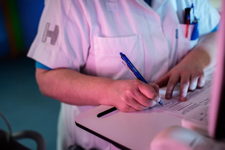 Ansatte i sundhedsvæsenet har pligt til at indberette utilsigtede hændelser, de kommer ud for. Det gælder ikke kun på sygehusene. Også i praksissektoren, på apoteker, det præhospitale område og i den kommunale sundhedssektor er det et krav.  Arkivfoto Emma Sejersen