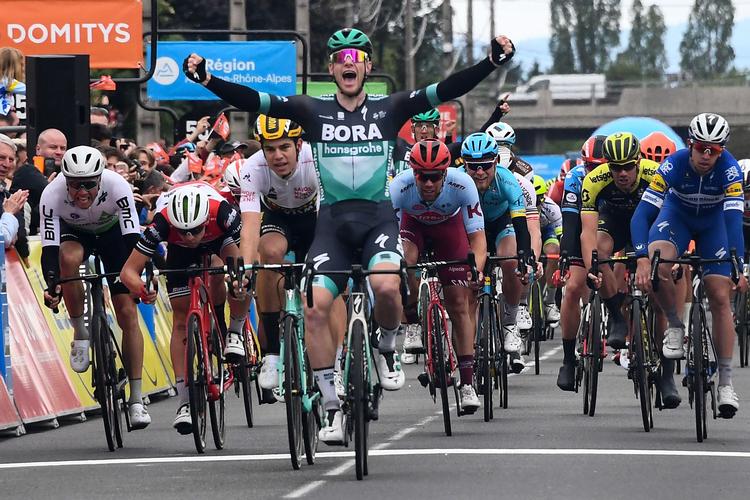 Ireren Sam Bennett kører i overbevisende stil sæsonens 7. sejr i hus på 3. etape i Critérium du Dauphiné. Foto: Anne-christine Poujoulat/Ritzau Scanpix