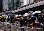 Demonstranter har siden tidlig onsdag morgen besat veje rundt om parlamentsbygningen i Hongkong for at forhindre politikerne i at behandlte et omstridt lovforslag.
    Foto: Tyrone Siu/Ritzau Scanpix