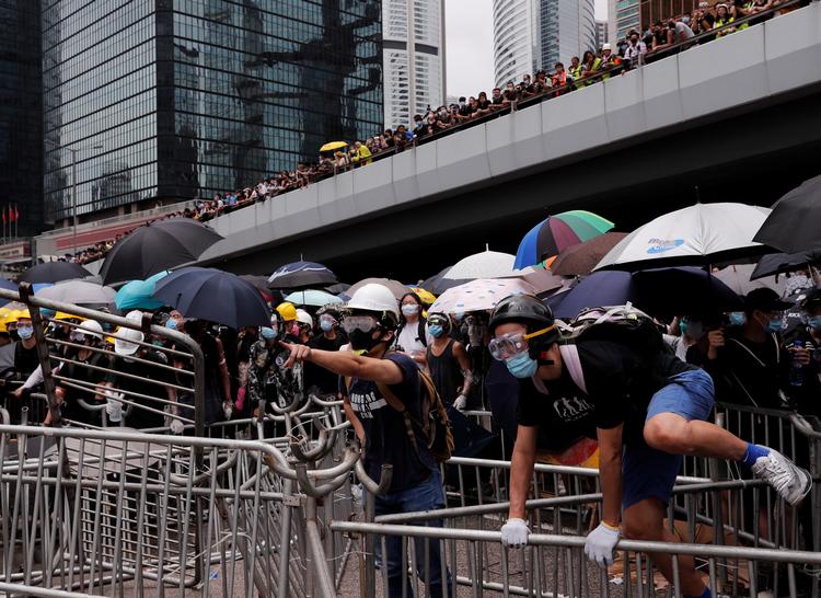 Demonstranter har siden tidlig onsdag morgen besat veje rundt om parlamentsbygningen i Hongkong for at forhindre politikerne i at behandlte et omstridt lovforslag.
    Foto: Tyrone Siu/Ritzau Scanpix