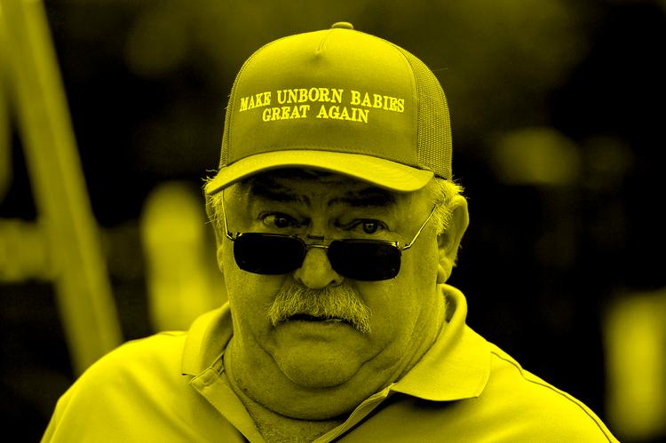 St. Louis i Missouri, juni. En mand bærer en kasket, der udtrykker opbakning til det netop vedtagne abortforbud, 'hjerteslagsloven', i den amerikanske delstat.  Foto: Michael B. Thomas/Ritzau Scanpix
