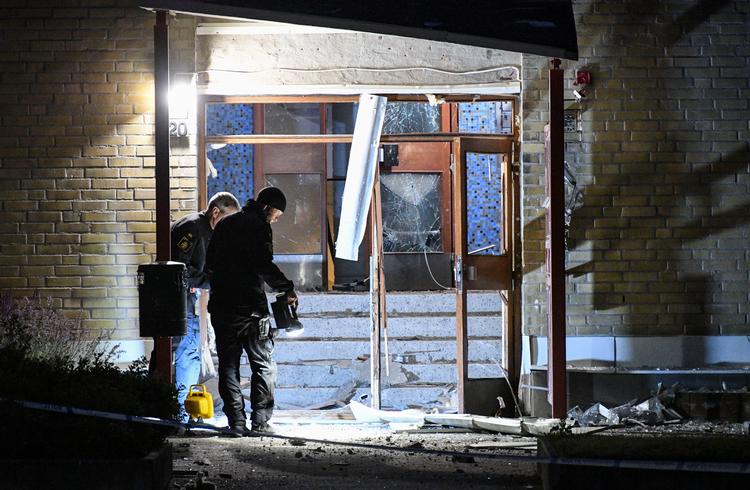 
Politiet arbejder ved den boligblok i Rosengård, hvor en bombe sprang natten til tirsdag. 
   Foto: 50090 Johan Nilsson/tt/Ritzau Scanpix
