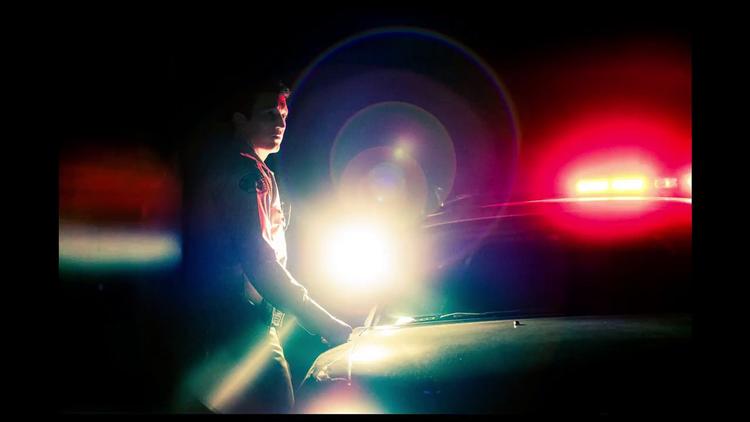  I ’Too Old To Die Young’ ligner Miles Tellers ansigt et stillbillede af Elvis Presley og passer perfekt til æstetikken hos Nicolas Winding Refn, der perfektionerer hvert  frame som et magasincover.  