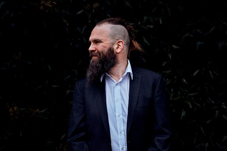 Sune De Souza Schmidt-Madsen, der er forlagschef for dansk skønlitteratur på Lindhardt og Ringhof, debuterer med roman, der udspiller sig under miitærdiktaturet i 1970'erne.  Foto: Thomas Howalt Andersen