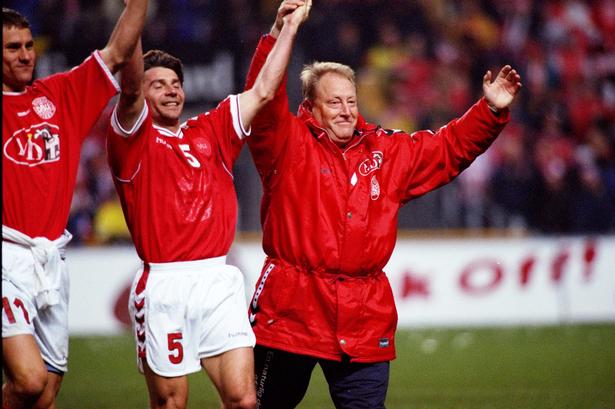 Bo Johansson, til højre, jubler efter en EM-kvalifikationskamp mod Israel.

Johansson stod i spidsen for landsholdet fra 1996 til 2000, hvor højdepunktet var Danmarks indsats under VM i 1998 i Frankrig. Danmark udraderede Nigeria i ottendedelsfinalen og så momentvis ud til at kunne slå Brasilien i kvartfinalen, men tabte 3-2.

Johansson stoppede efter Danmarks måske dårligste slutrunde nogensinde, til EM i 2000, hvor Danmark tabte alle tre kampe og indkasserede otte mål.

I alt 30 kampe. Pointsnit 1,47. Foto: Morten Bjørn Jensen/POLFOTO