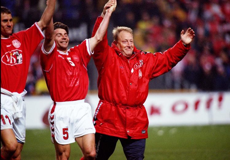 Bo Johansson, til højre, jubler efter en EM-kvalifikationskamp mod Israel.

Johansson stod i spidsen for landsholdet fra 1996 til 2000, hvor højdepunktet var Danmarks indsats under VM i 1998 i Frankrig. Danmark udraderede Nigeria i ottendedelsfinalen og så momentvis ud til at kunne slå Brasilien i kvartfinalen, men tabte 3-2.

Johansson stoppede efter Danmarks måske dårligste slutrunde nogensinde, til EM i 2000, hvor Danmark tabte alle tre kampe og indkasserede otte mål.

I alt 30 kampe. Pointsnit 1,47. Foto: Morten Bjørn Jensen/POLFOTO