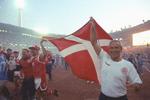Richard Møller Nielsen, til højre, løfter Dannebrog efter sejren til EM-finalen i 1992, som Danmark vandt 2-0 over Tyskland.

Den fy'ynske landstræner var i begyndelsen stærkt udskældt for sin defensive taktik og kontroverser med flere stjernespillere. Da den daværende formand for divisionsforeningen deltog i hylekoret, svarede Richard Møller Nielsen køligt igen:

»Et godt, solidt fynsk bøgetræ taber ikke et eneste blad, blot fordi et svin gnubber sig op ad det«.

Efter EM-sejren forstummede meget af kritikken mod Richard Møller Nielsen, som fortsatte på posten frem til 1996.

I alt 46 kampe. Pointsnit: 1,74. Foto: Kim Agersten/POLFOTO