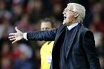 Danmarks længst siddende landstræner, Morten Olsen, har mere end nogen anden formet det moderne landshold og udviklingen af nye fodboldtalenter med DBU's strategi 'den røde tråd'.

I sine seksten år på posten fra 2000 til 2015 nåede Morten Olsen at kvalificere Danmark til fire af i alt otte mulige EM- og VM-slutrunder. Bedst gik det de første år, under VM-slutrunden i 2002 og EM i 2004, hvor landsholdet nåede til henholdsvis ottendedels- og kvartfinalen.

Morten Olsen har i årevis haft et godt øje til Kasper Hjulmand. Så sent som i februar udråbte Olsen Hjulmand til at være Danmarks bedste landstræner. Det skete i det belgiske nyhedsmedie Voetbalnieuws.be.

I alt 159 kampe. Pointsnit: 1,67. Foto: Jens Dresling/POLFOTO