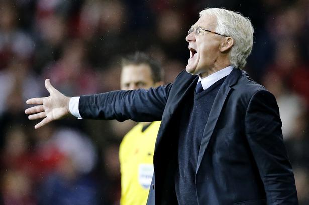 Danmarks længst siddende landstræner, Morten Olsen, har mere end nogen anden formet det moderne landshold og udviklingen af nye fodboldtalenter med DBU's strategi 'den røde tråd'.

I sine seksten år på posten fra 2000 til 2015 nåede Morten Olsen at kvalificere Danmark til fire af i alt otte mulige EM- og VM-slutrunder. Bedst gik det de første år, under VM-slutrunden i 2002 og EM i 2004, hvor landsholdet nåede til henholdsvis ottendedels- og kvartfinalen.

Morten Olsen har i årevis haft et godt øje til Kasper Hjulmand. Så sent som i februar udråbte Olsen Hjulmand til at være Danmarks bedste landstræner. Det skete i det belgiske nyhedsmedie Voetbalnieuws.be.

I alt 159 kampe. Pointsnit: 1,67. Foto: Jens Dresling/POLFOTO