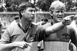 Sepp Piontek, til venstre, i dialog med sin senere efterfølger Morten Olsen. Tyske Piontek revolutionerede landsholdsfodbolden i sin periode som landstræner fra 1979 til 1990.

Piontek kom til Danmark med nye og strenge krav til spillernes træning, kost og mentalitet. Holdet bestod af verdensstjerner som Frank Arnesen, Preben Elkjær, Allan Simonsen og Michael Laudrup, 

Holdet blev verdenskendt under VM i Mexico i 1986, hvor landsholdet med sprudlende spil var tæt på at gå hele vejen.

I alt 72 kampe. Pointsnit: 1,57. Foto: Lars Poulsen/POLFOTO