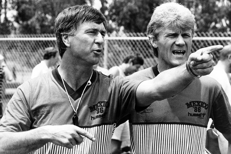 Sepp Piontek, til venstre, i dialog med sin senere efterfølger Morten Olsen. Tyske Piontek revolutionerede landsholdsfodbolden i sin periode som landstræner fra 1979 til 1990.

Piontek kom til Danmark med nye og strenge krav til spillernes træning, kost og mentalitet. Holdet bestod af verdensstjerner som Frank Arnesen, Preben Elkjær, Allan Simonsen og Michael Laudrup, 

Holdet blev verdenskendt under VM i Mexico i 1986, hvor landsholdet med sprudlende spil var tæt på at gå hele vejen.

I alt 72 kampe. Pointsnit: 1,57. Foto: Lars Poulsen/POLFOTO