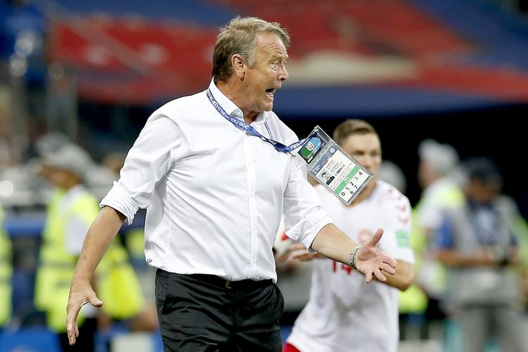 Åge Hareide blev landstræner i 2016 og har siden leveret den statistisk set bedste præstation, nogen træner har formået for det danske landshold. Efter foreløbig 36 kampe er pointsnittet 1,81 - højere end både Richard Møller Nielsen, Morten Olsen og Sepp Piontek. Højdepunktet var ottendedelsfinalen til VM i 2018 og den aktuelle stime, hvor Danmark er ubesejret 28 kampe i træk.

Trods flotte resultater har Hareide løbende været kritiseret for at gøre landsholdet kedeligt. Kritikere har efterspurgt den mere offensive fodboldstil, som Morten Olsen stod for.

Hareides kontrakt udløber i år 2020. Foto: Finn Frandsen/POLFOTO