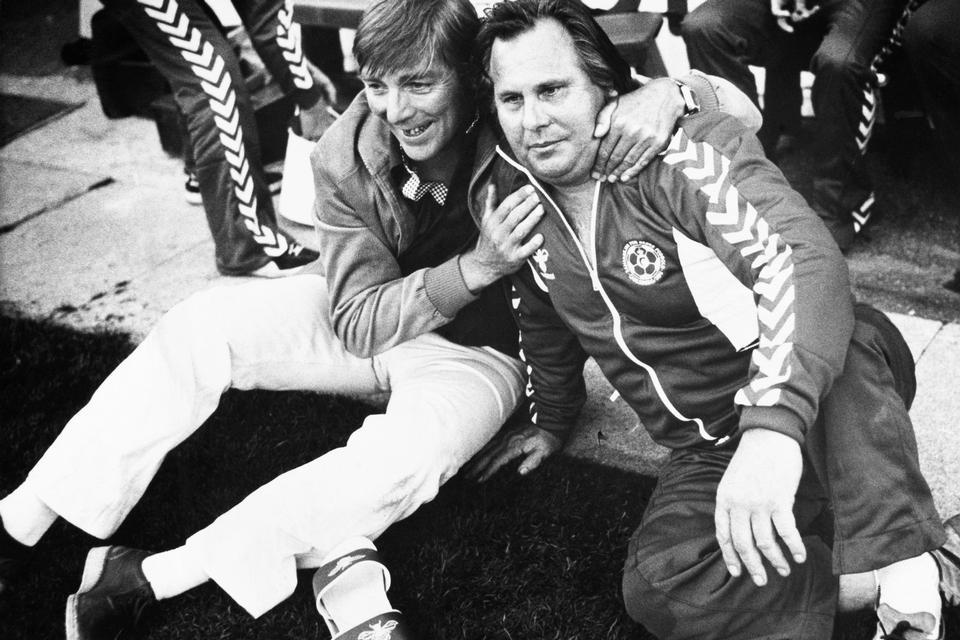 Kurt 'Nikkelaj' Nielsen (th. sammen med holdlederen Kai Johansen) var dansk landstræner fra 1976 til 1979. Forinden havde han som aktiv spiller tilbragt en menneskealder i Skovshoved IF, indtil han som 30-årig blev købt af den franske storklub Olympique Marseille.

Som landstræner nåede 'Nikkelaj' ingen større resultater og kom til at stå for den lidt tilbagelænede danske, hyggestemning i landsholdstruppen som efterfølgeren Sepp Piontek gjorde op med til fordel for disciplin og professionalisme. Foto: Heine Pedersen/POLFOTO