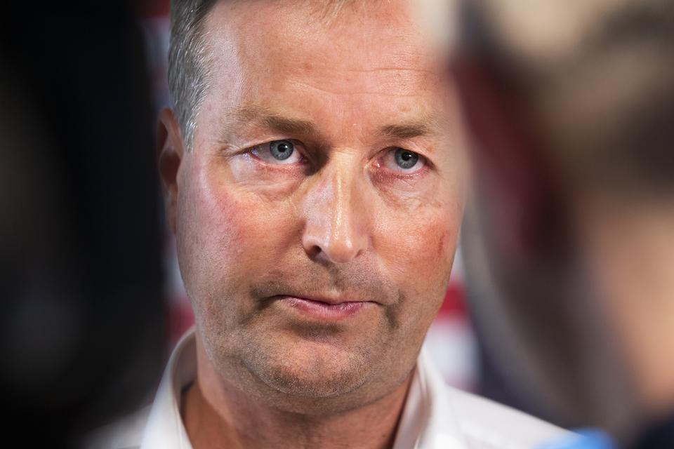Kasper Hjulmand blev cheftræner for FC Nordsjælland i 2011 og førte klub til mesterskabet i Superligaen og Champions League-gruppespillet.

Successen hjalp Hjulmand til et internationalt trænerjob hos Mainz 05, men efter kun et halvt år blev Hjulmand fyret. Det skete til trods for, at Mainz var ubesejrede otte kampe i træk - en rekord. Hjulmand har senere spekuleret i, at hans fyring skyldtes andet og mere end fodbold.

Hjulmand vendte tilbage til FC Nordsjælland, angiveligt fordi han søgte nye udfordringer. Han har været sat i forbindelse med den belgiske storklub Anderlecht, men ender nu som dansk land Foto: Finn Frandsen/POLFOTO