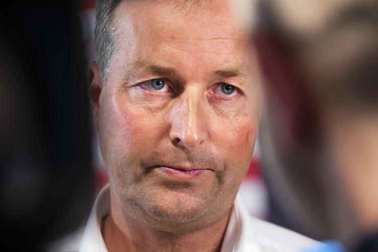 Kasper Hjulmand blev cheftræner for FC Nordsjælland i 2011 og førte klub til mesterskabet i Superligaen og Champions League-gruppespillet.

Successen hjalp Hjulmand til et internationalt trænerjob hos Mainz 05, men efter kun et halvt år blev Hjulmand fyret. Det skete til trods for, at Mainz var ubesejrede otte kampe i træk - en rekord. Hjulmand har senere spekuleret i, at hans fyring skyldtes andet og mere end fodbold.

Hjulmand vendte tilbage til FC Nordsjælland, angiveligt fordi han søgte nye udfordringer. Han har været sat i forbindelse med den belgiske storklub Anderlecht, men ender nu som dansk land Foto: Finn Frandsen/POLFOTO