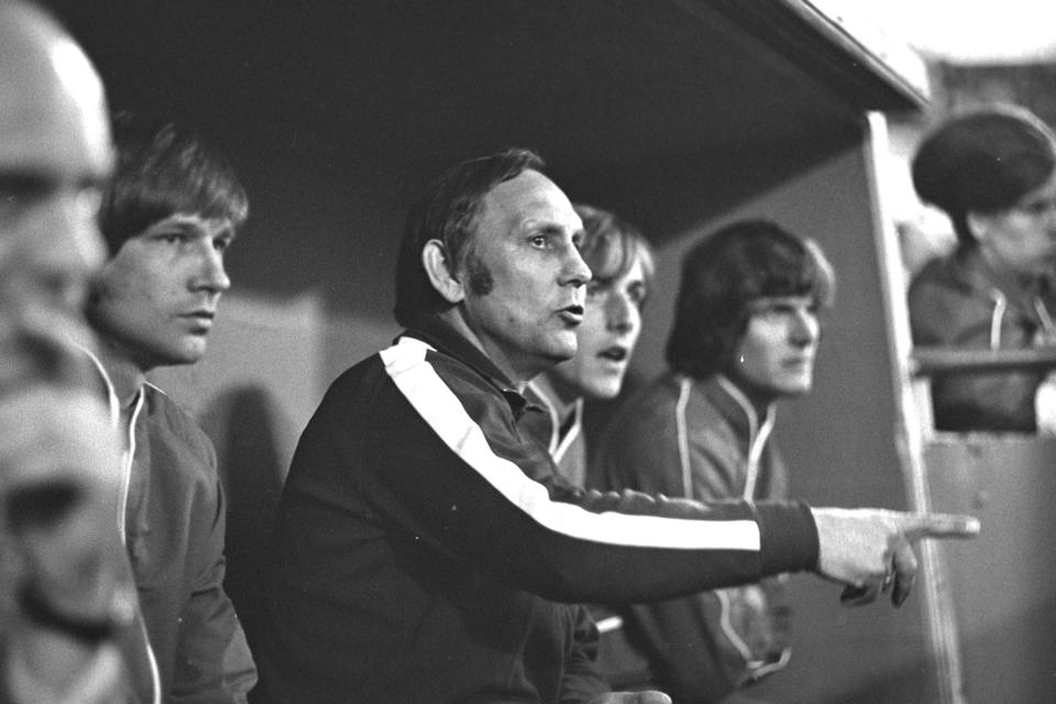 Østrigske Rudi Strittich var op gennem 1960'erne træner for Esbjerg, Viborg og AaB, inden han i 1970 blev udnævnt til Danmarks landstræner. Han var den første træner, som stod i spidsen for et dansk landshold med professionelle spillere. Strittich stod i spidsen for landsholdet i 61 kampe. Højdepunktet var, da han kvalificerede Danmark til OL i München i 1972. Han blev senere træner for Austria Salzburg, men indstillede karrieren i 1980. Foto: Morten Langkilde/POLFOTO
