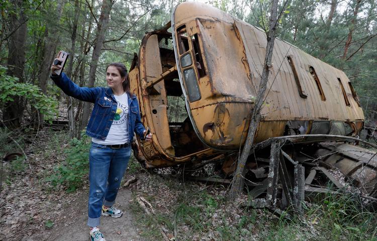 Der er begrænset adgang til sikkerhedszonen ved Tjernobyl, men især de unge turister er ivrige efter selfies i spøgelsesbyen. Foto: Sergey Dolzhenko/Ritzau Scanpix