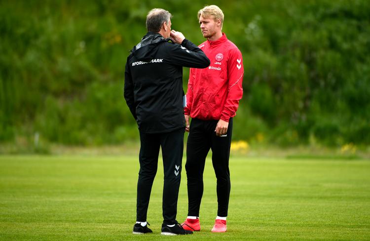 
    Simon Kjær i samtale med  Åge Hareide for 14 dage siden. 
   Foto: Lars Poulsen/POLFOTO