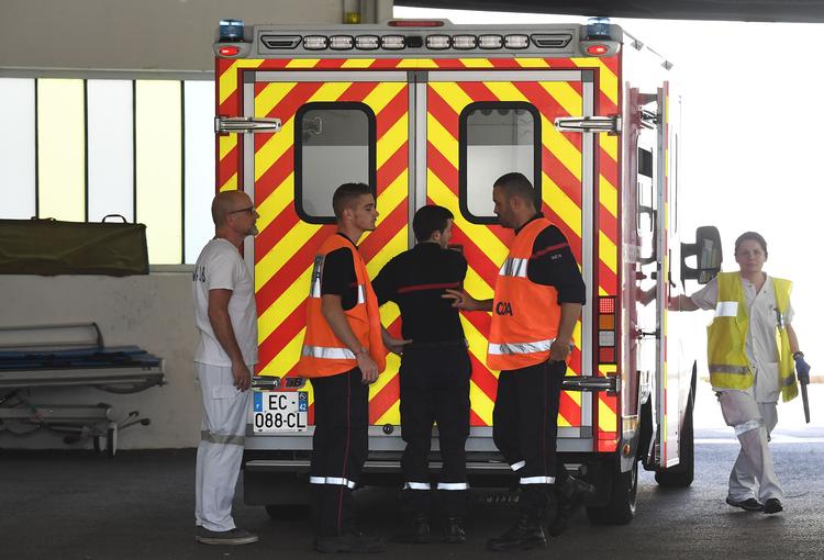 Ambulancen med Chris Froome ankommer til hospitalet i Roanne.
   Foto: Anne-christine Poujoulat/Ritzau Scanpix