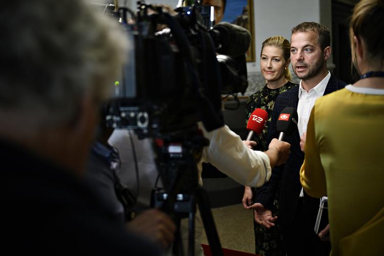 Morten Østergaard og Sofie Carsten Nielsen fra De Radikale ankom onsdag eftermiddag til til regeringsforhandlinger med Socialdemokratiet på Christiansborg. Der er stadig stadig lang vej igen i forhandlingerne, indikerede Morten Østergaard efter mødet.  Foto: Philip Davali/Ritzau Scanpix