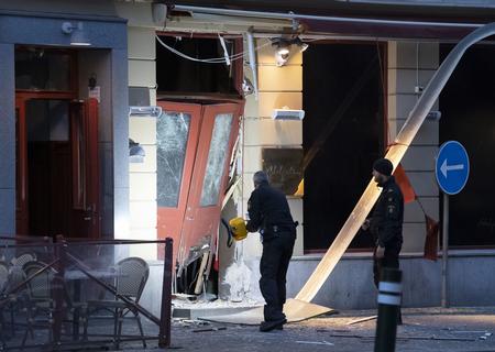Bombeteknikere undersøger skaderne uden for en natklub i Adelgade i det centrale Malmö tirsdag morgen. Foto: 50090 Johan Nilsson/tt/Ritzau Scanpix