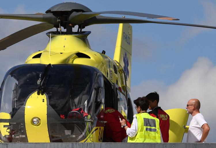 Medicinsk personale er på taget af hospitalet i Roanne parat til at ledsage Chris Fromme på helikopterturen til videre behandling i St. Etienne.
 Foto: Anne-christine Poujoulat/Ritzau Scanpix