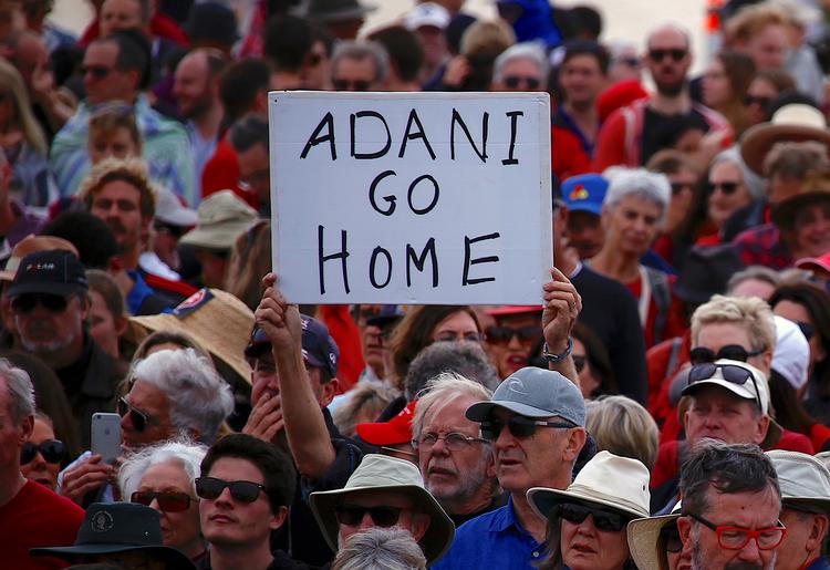Den indiske minegigant Adani Enterprises planer har medført store protester i Australien. Billedet er fra en demonstration på Sydneys Bondi Beach i oktober 2017. Foto: David Gray/Ritzau Scanpix