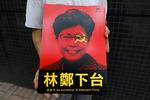 En demonstrant fremviser en plakat med Carrie Lams kontrafej, som tydeligt symboliserer, hvad mange borgere i Hongkong mener: At hun er i lommen på den kinesiske regering. 
   Foto: Dale de la Rey/Ritzau Scanpix